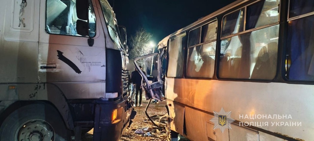 На Одещині зіштовхнулися вантажівка і пасажирський автобус