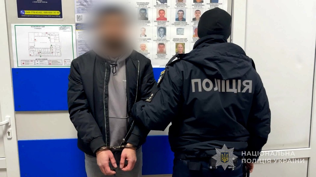 Зухвале викрадення з пістолетом: одеські поліцейські затримали зловмисників, які позбавили волі містянку