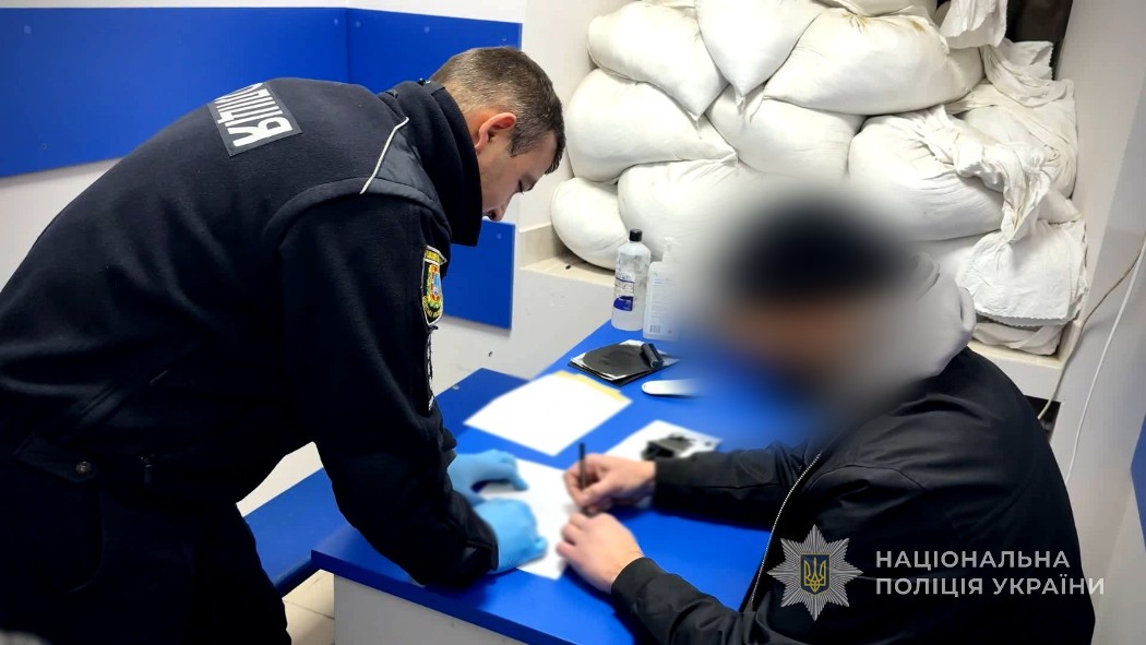 Зухвале викрадення з пістолетом: одеські поліцейські затримали зловмисників, які позбавили волі містянку