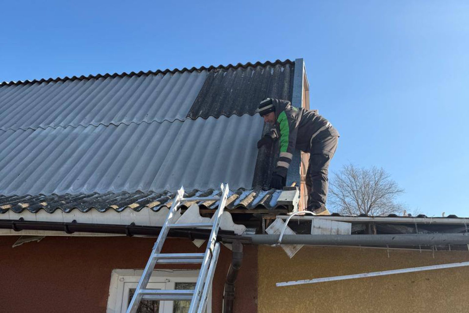 Постраждале село Курортне оговтується від нічного ворожого обстрілу