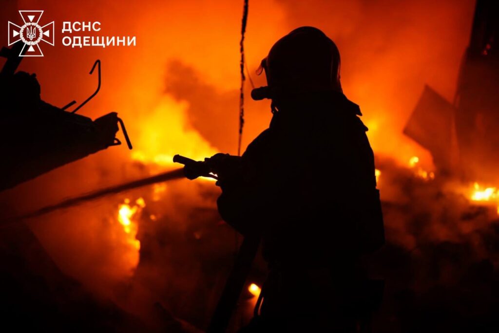 рф вкотре атакувала Одесу "шахедами": виникла масштабна пожежа на підприємстві