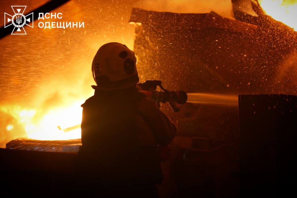 рф вкотре атакувала Одесу "шахедами": виникла масштабна пожежа на підприємстві