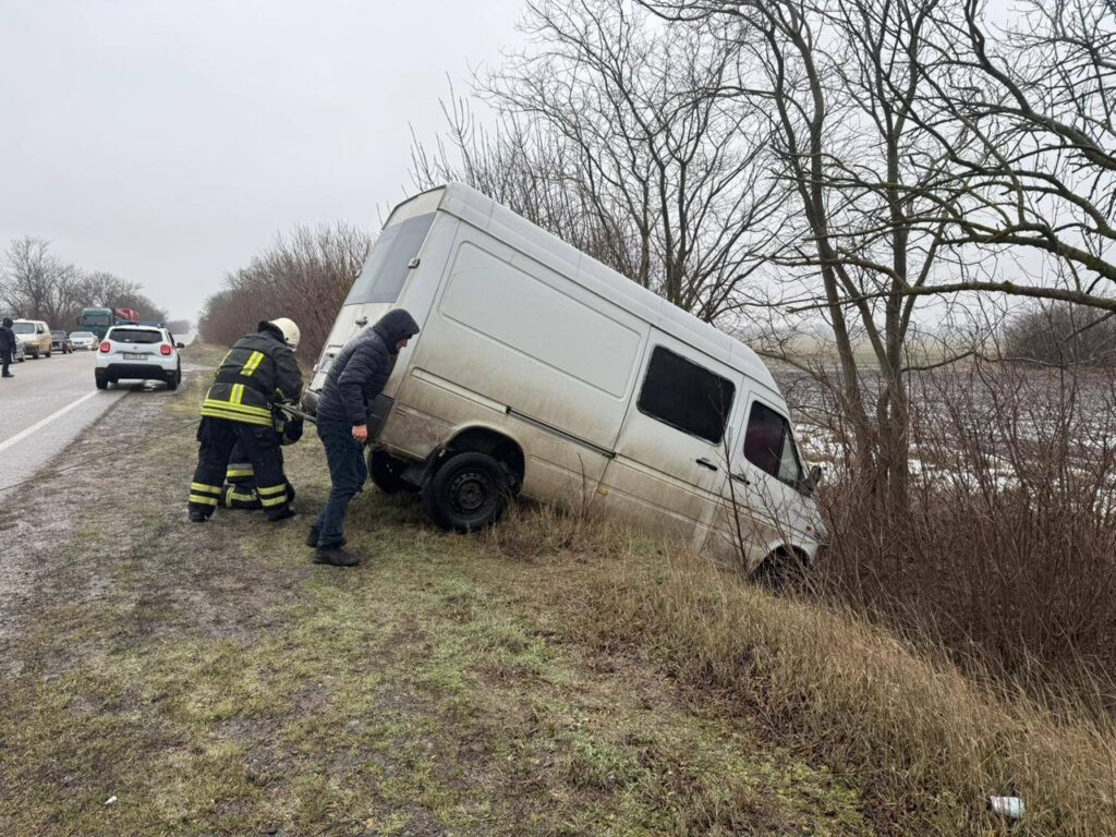 Білгород-Дністровські рятувальники визволили авто з кювету на трасі Одеса-Рені