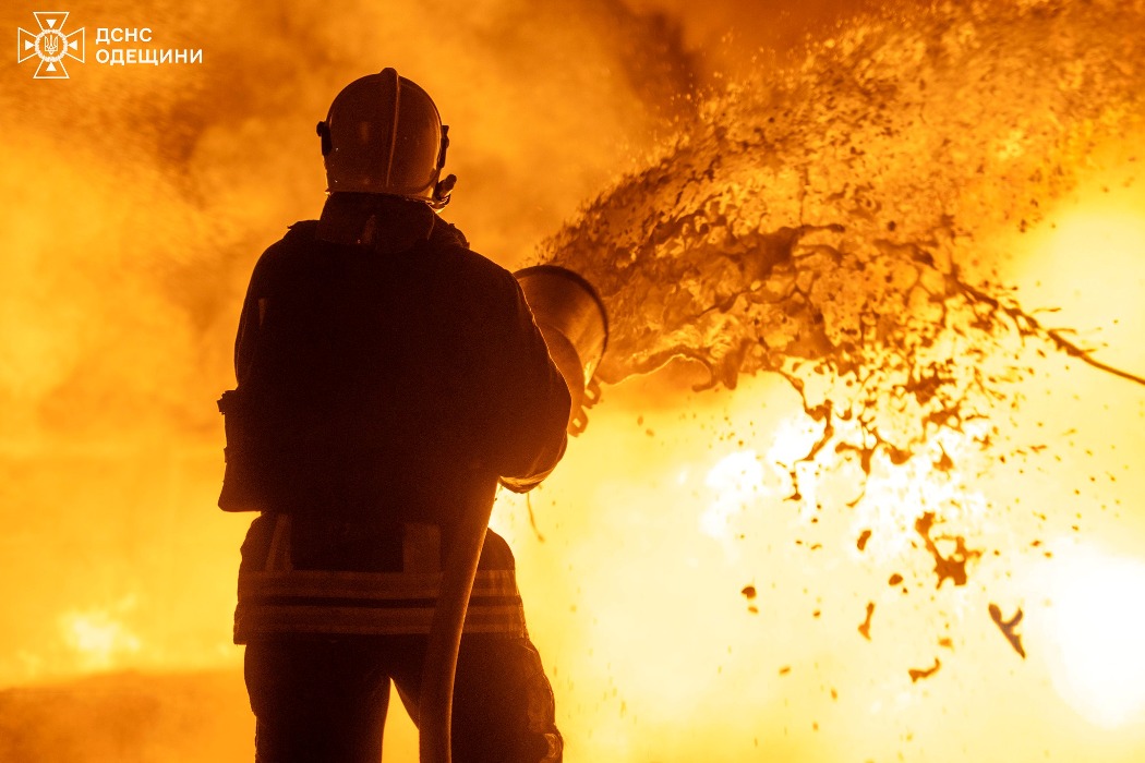 росіяни масовано атакували Одещину шахедами: на місцях влучань виникли масштабні пожежі