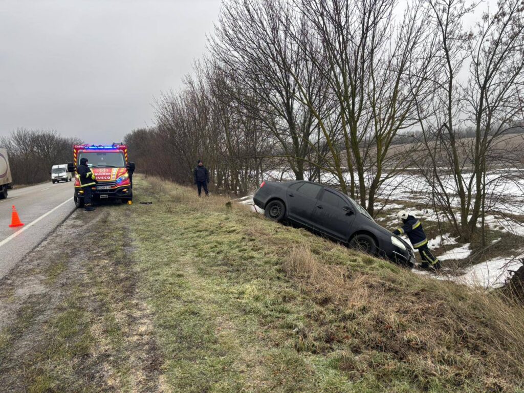 Білгород-Дністровські рятувальники визволили авто з кювету на трасі Одеса-Рені