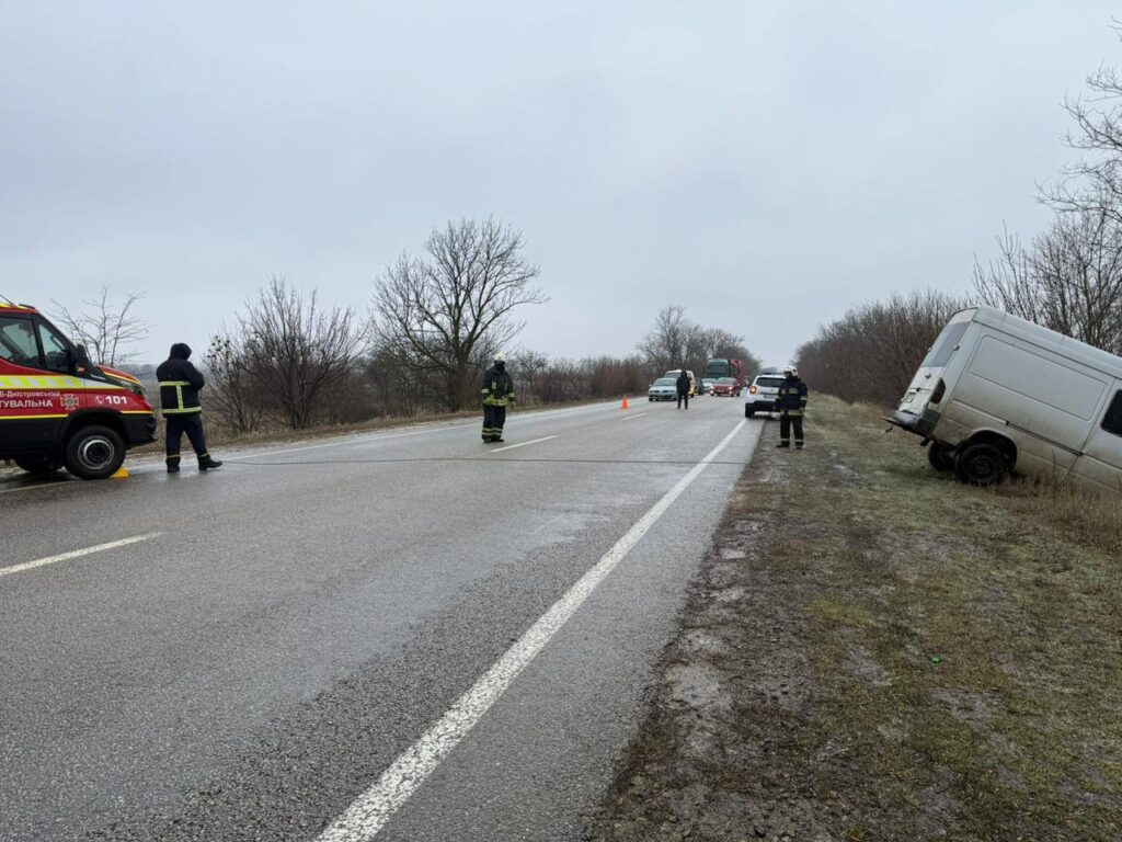 Білгород-Дністровські рятувальники визволили авто з кювету на трасі Одеса-Рені