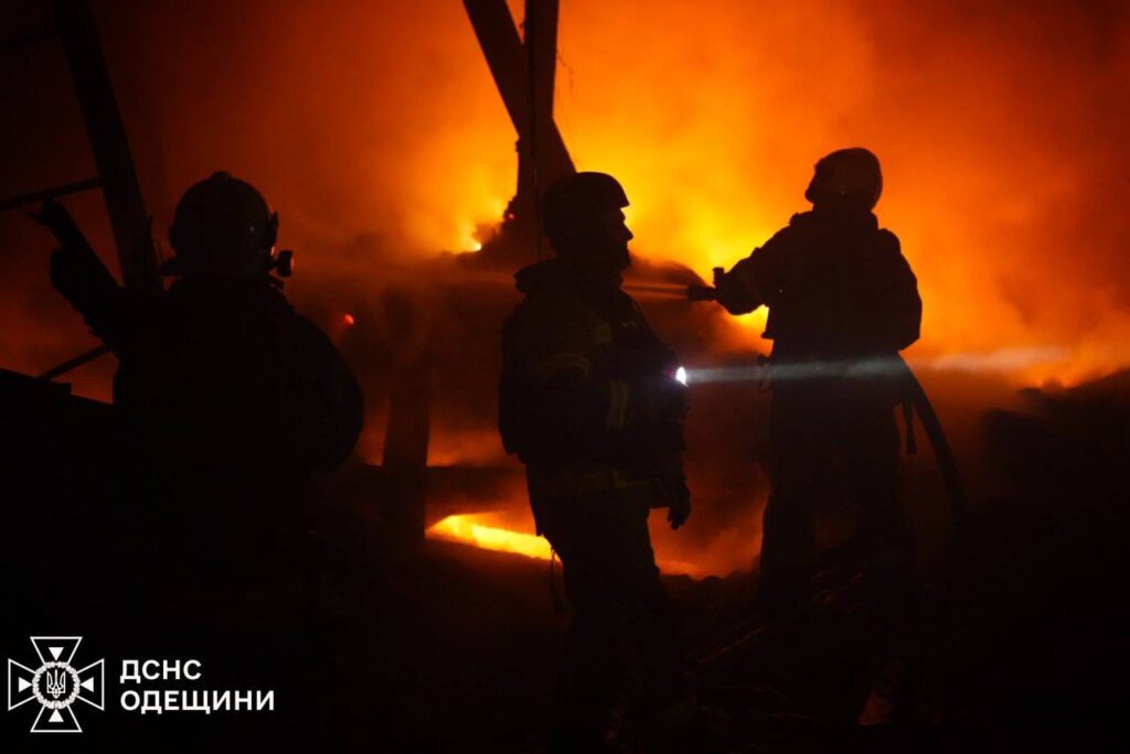 рф вкотре атакувала Одесу "шахедами": виникла масштабна пожежа на підприємстві