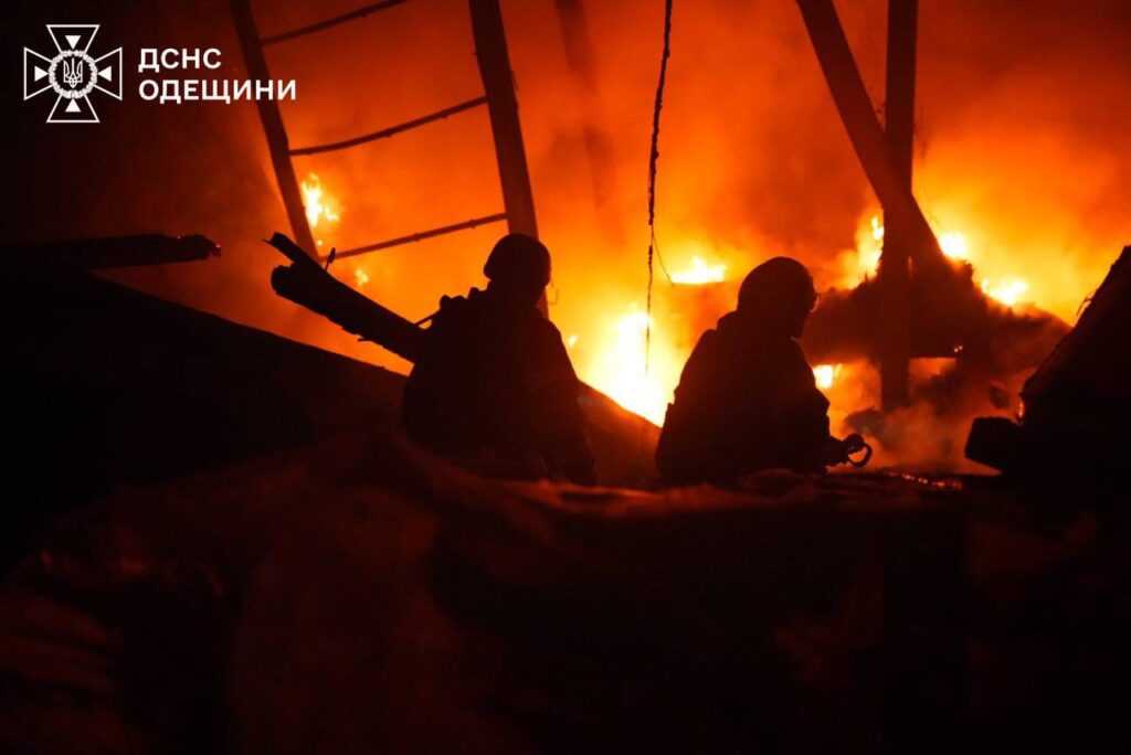 рф вкотре атакувала Одесу "шахедами": виникла масштабна пожежа на підприємстві