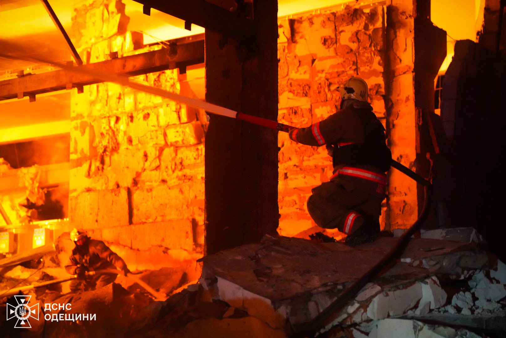 Ворог вночі підступно атакував Одещину: в порту одна людина загинула, шість - поранено