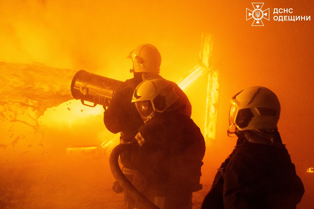 росіяни масовано атакували Одещину шахедами: на місцях влучань виникли масштабні пожежі