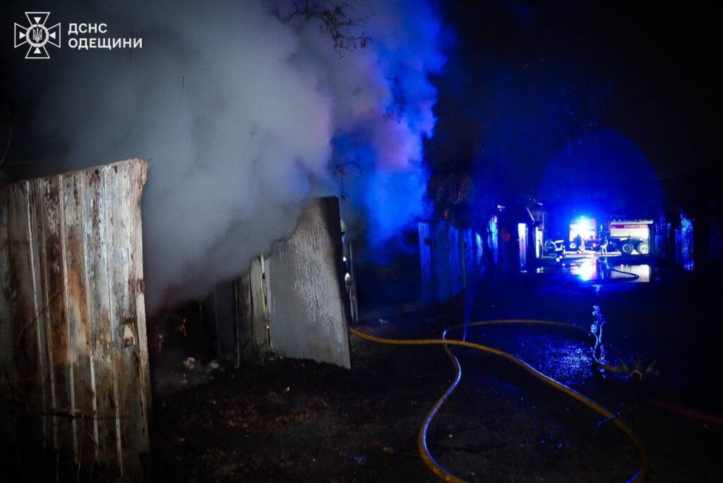 Ворог продовжує "шахедний" терор Одеси: є влучання та постраждалі