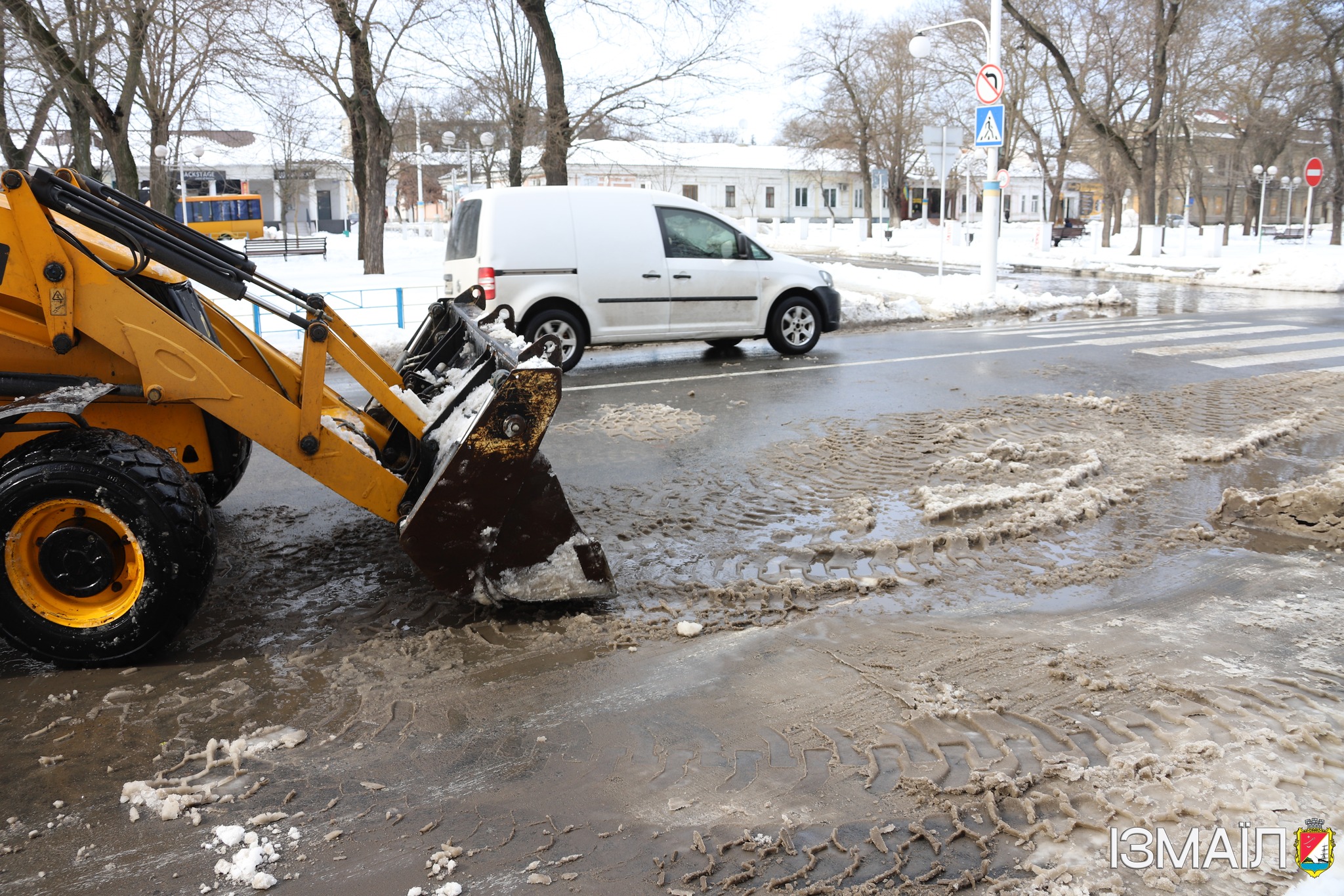 В Ізмаїлі у посиленому режимі тривають роботи з ліквідації негоди