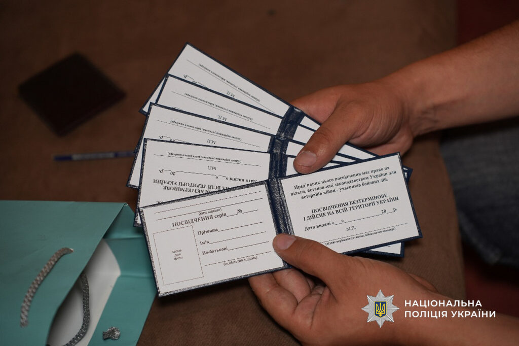 Паспорти, військові посвідчення, пенсійні та довідки МСЕК: в Одесі судитимуть майстра підробок