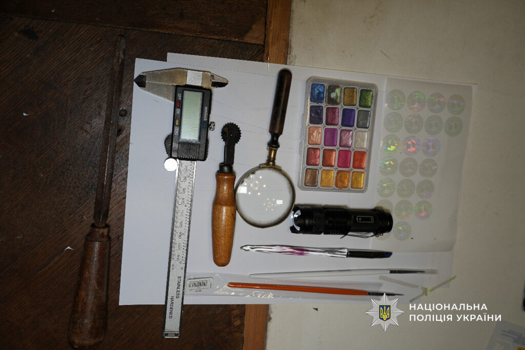 Паспорти, військові посвідчення, пенсійні та довідки МСЕК: в Одесі судитимуть майстра підробок