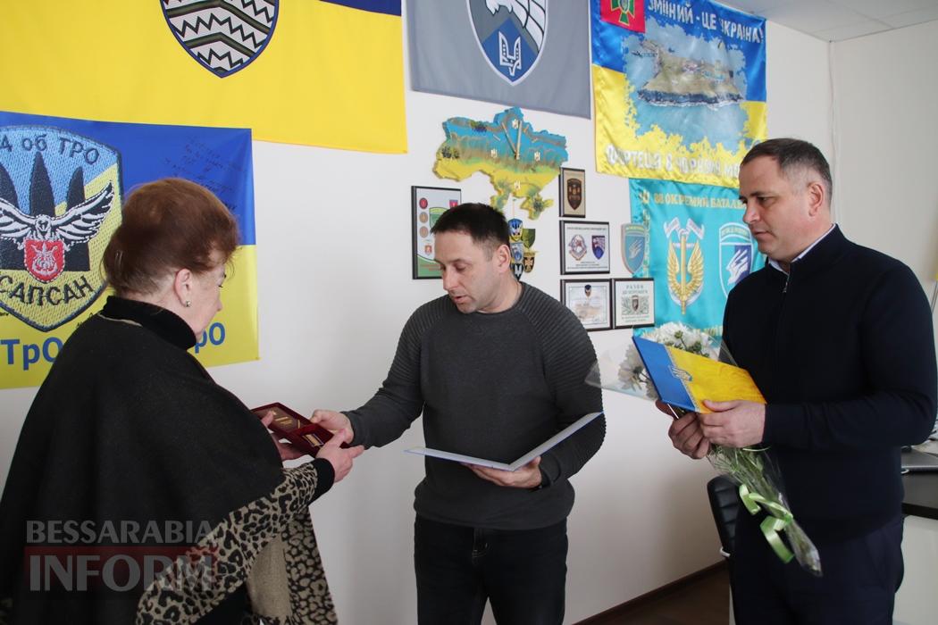 «Дякую за пам’ять про сина…»: у Болграді матері загиблого воїна вручили орден «За мужність»