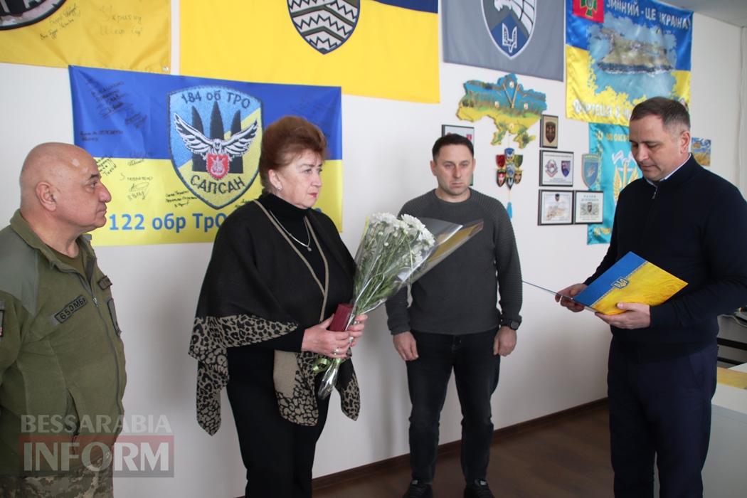 «Дякую за пам’ять про сина…»: у Болграді матері загиблого воїна вручили орден «За мужність»