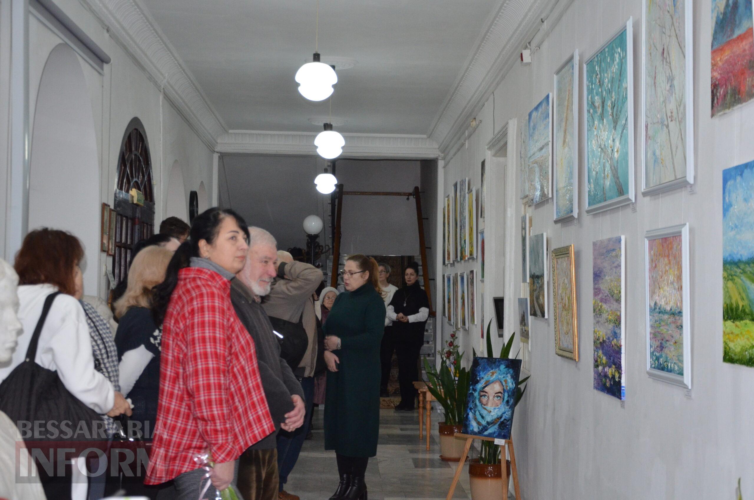 Поєднання кольору та емоцій: в Ізмаїлі відкрилась персональна виставка молодої художниці Ірини Василенко