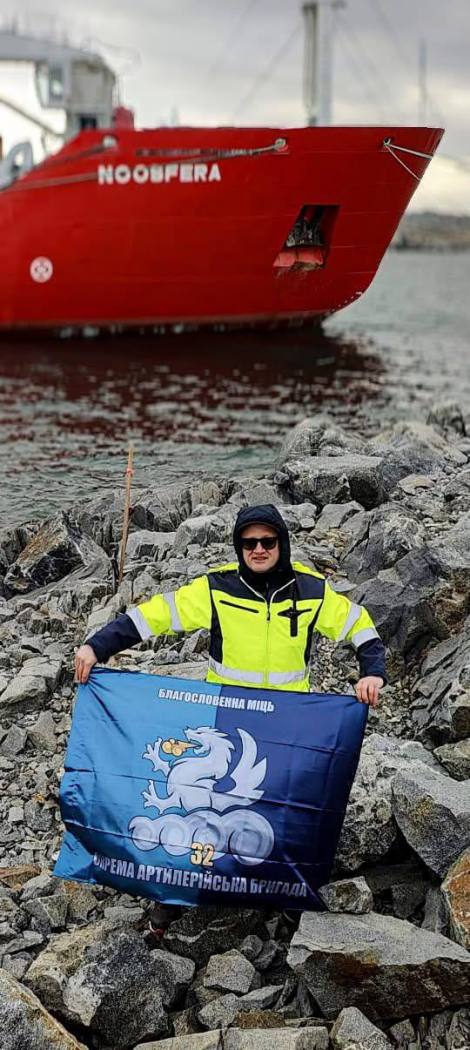 Прапор одеської бригади морської піхоти замайорів у Антарктиці