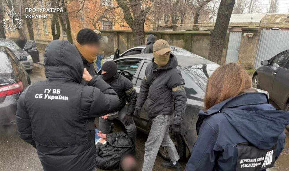 Підприємець з Одещини, який вимагав 25 тисяч доларів за “виїзд” до Молдови, піде під суд