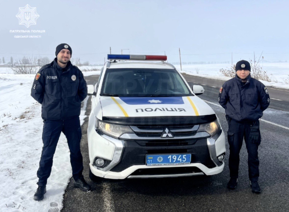 Правоохоронці Ізмаїльського району допомогли родині, яка з новонародженою дитиною в негоду йшла пішки в Орлівку