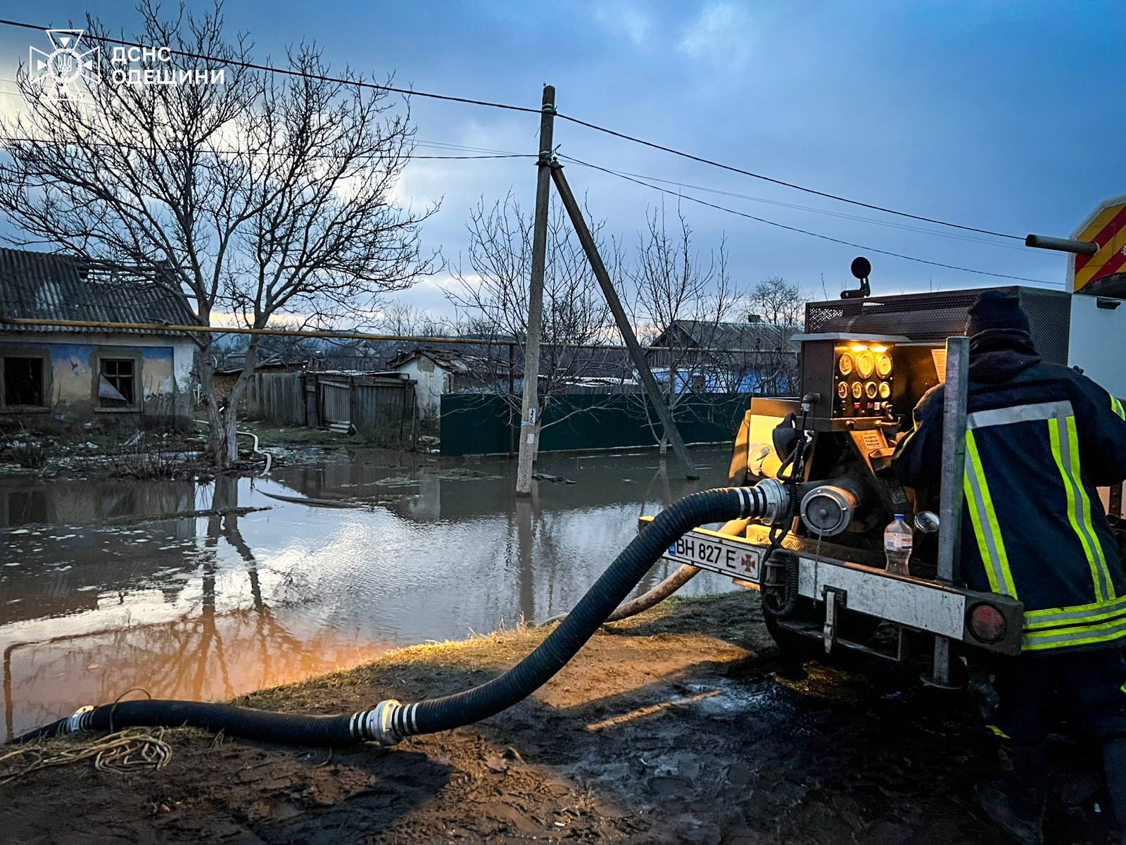На Одещині рятувальники допомагають мешканцям долати наслідки негоди