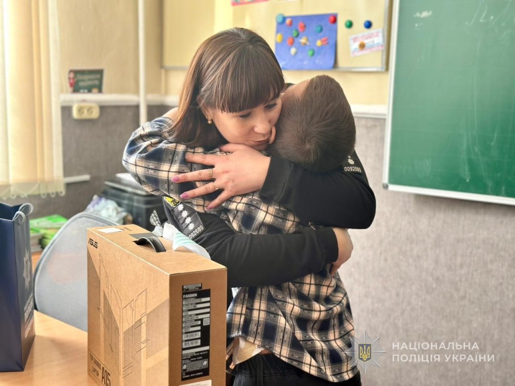 Поліцейські зворушливо привітали з ювілеєм сина полеглого на війні колеги з Болградщини