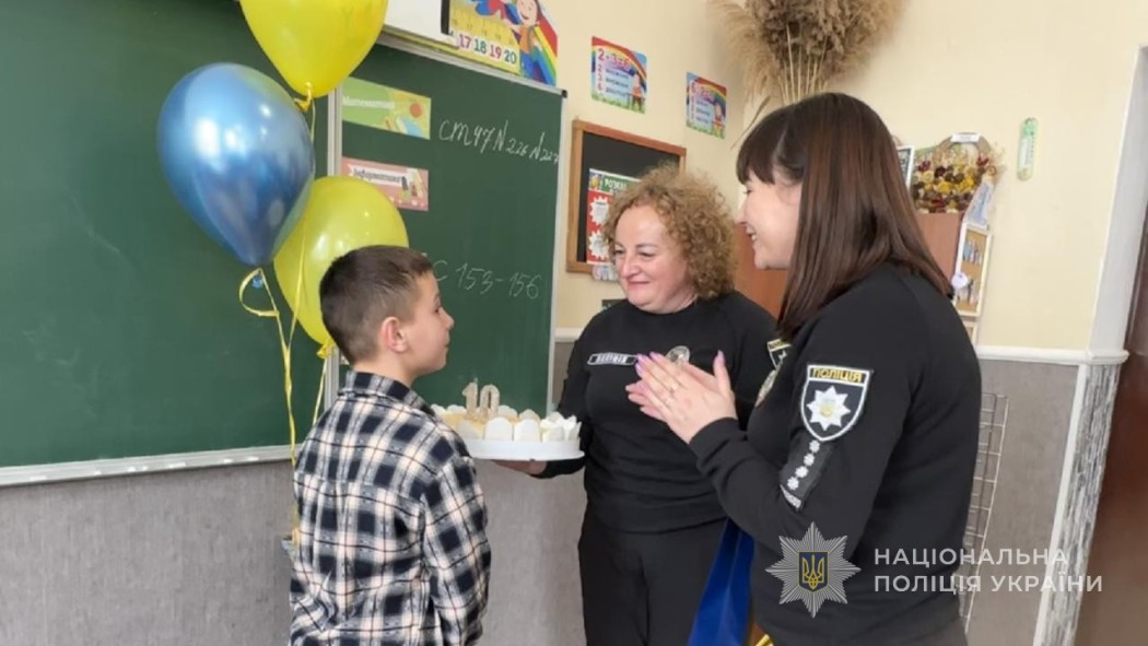 Поліцейські зворушливо привітали з ювілеєм сина полеглого на війні колеги з Болградщини