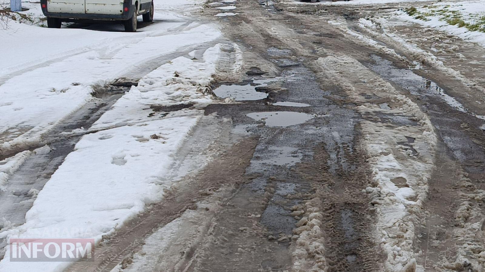 «Нам не потрібні європейські дороги»: мешканці центру Татарбунарів вимагають від влади зробити їхні вулиці прохідними