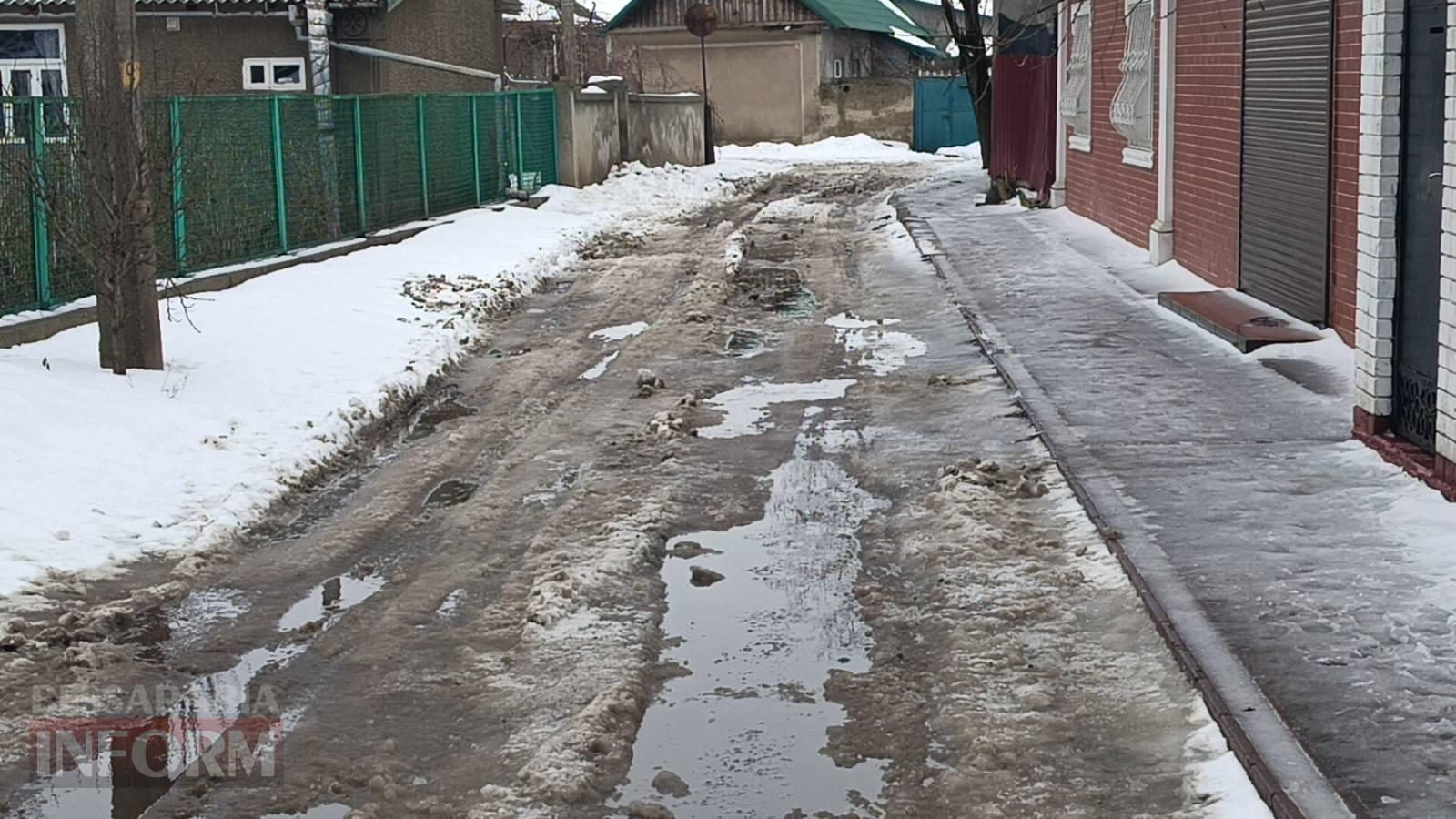 «Нам не потрібні європейські дороги»: мешканці центру Татарбунарів вимагають від влади зробити їхні вулиці прохідними