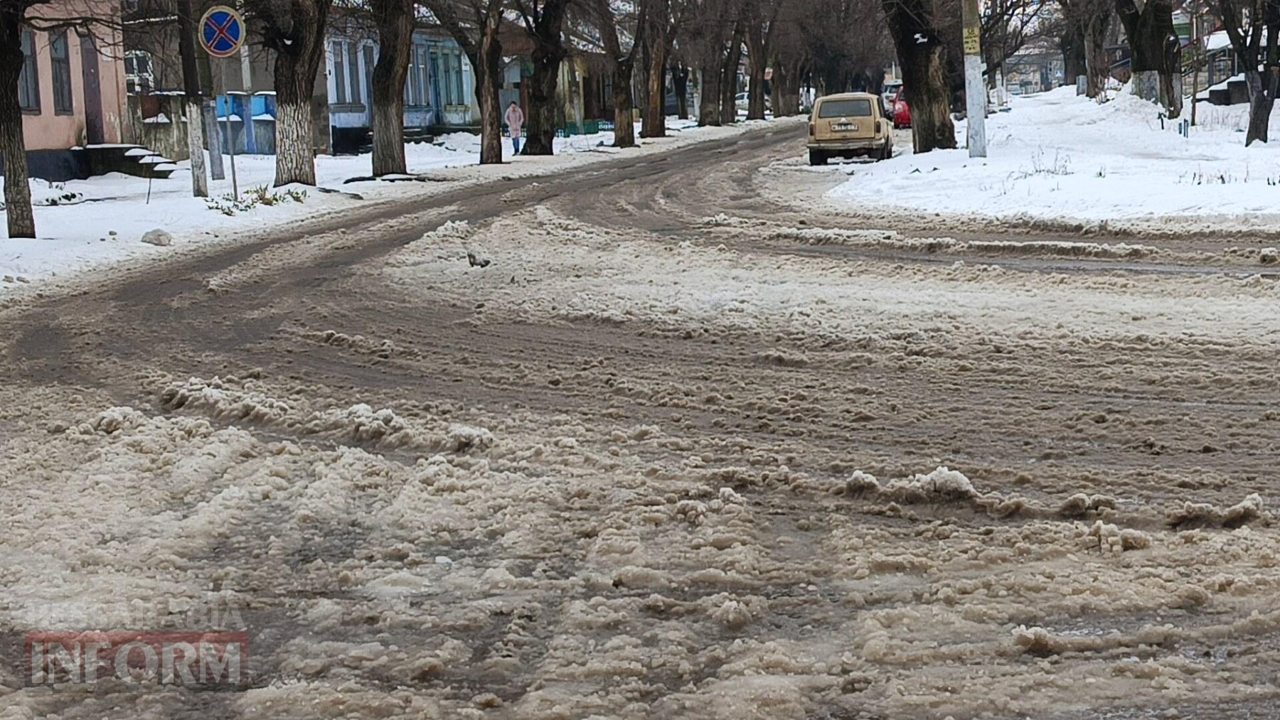 «Нам не потрібні європейські дороги»: мешканці центру Татарбунарів вимагають від влади зробити їхні вулиці прохідними