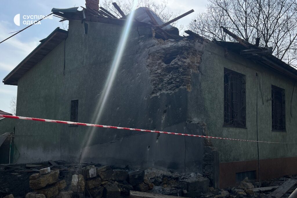 Внаслідок ранкової атаки дронів в Одесі пошкоджено два будинки