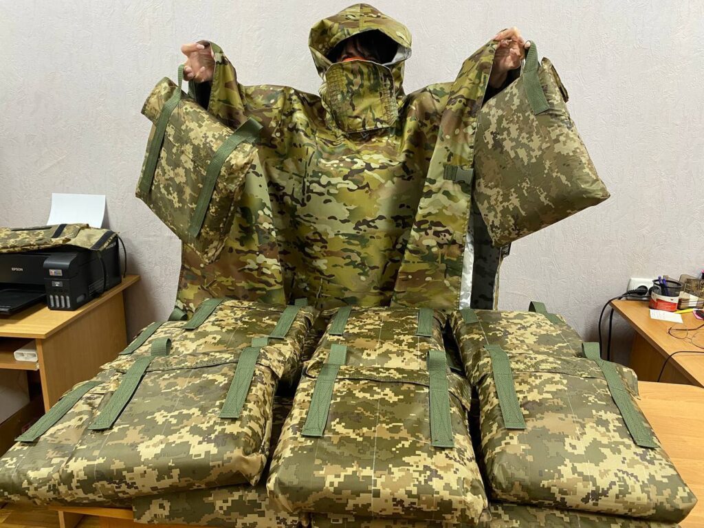Заклади освіти Арцизької громади забезпечили морпіхів 88 батальйону антидроновими плащами