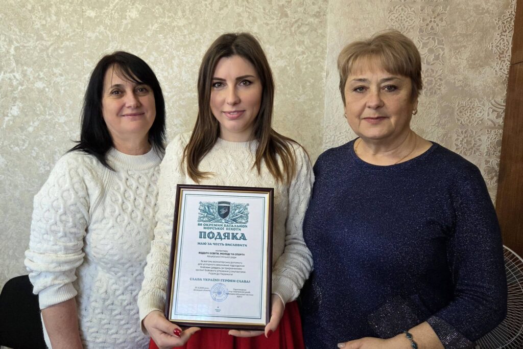 Заклади освіти Арцизької громади забезпечили морпіхів 88 батальйону антидроновими плащами