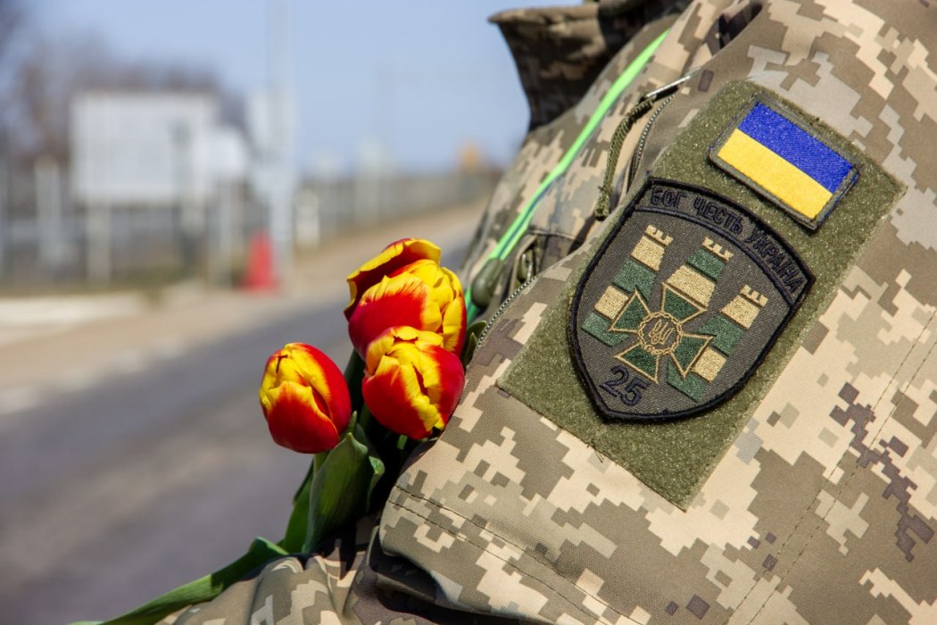 На Одещині прикордонники здивували подорожувальниць привітанням з тюльпанами