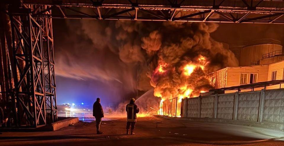 Через атаку російських дронів у портах Одещини спалахнули масштабні пожежі
