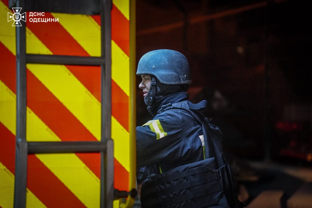 Через атаку російських дронів у портах Одещини спалахнули масштабні пожежі