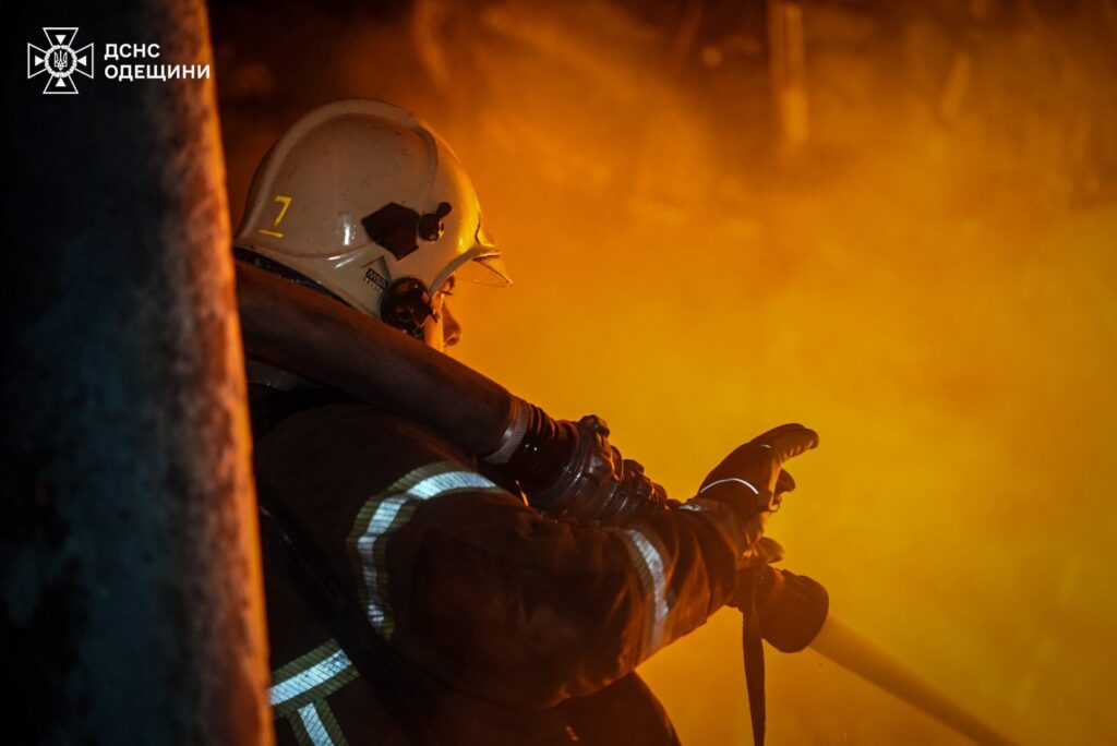 Через атаку російських дронів у портах Одещини спалахнули масштабні пожежі