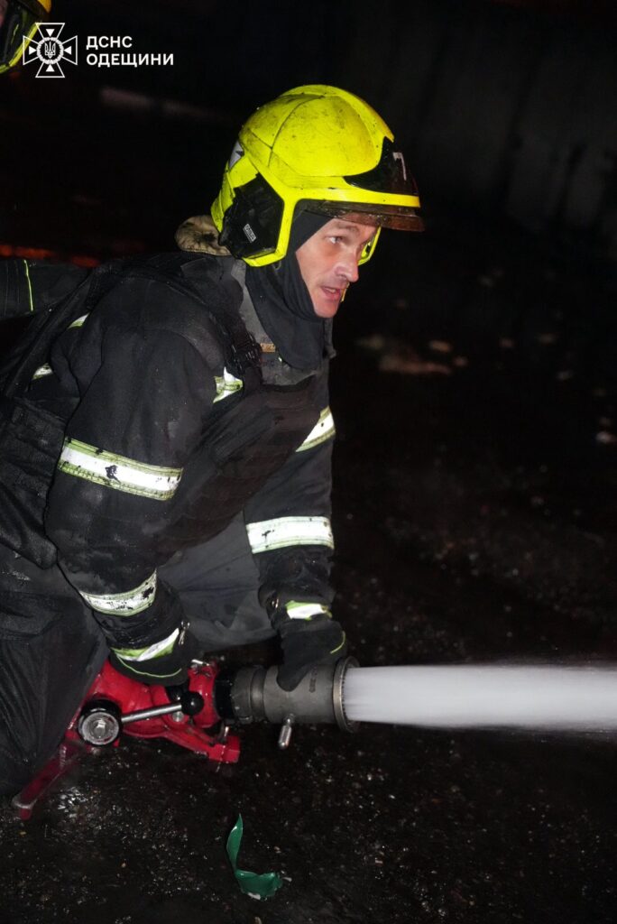 Через атаку російських дронів у портах Одещини спалахнули масштабні пожежі