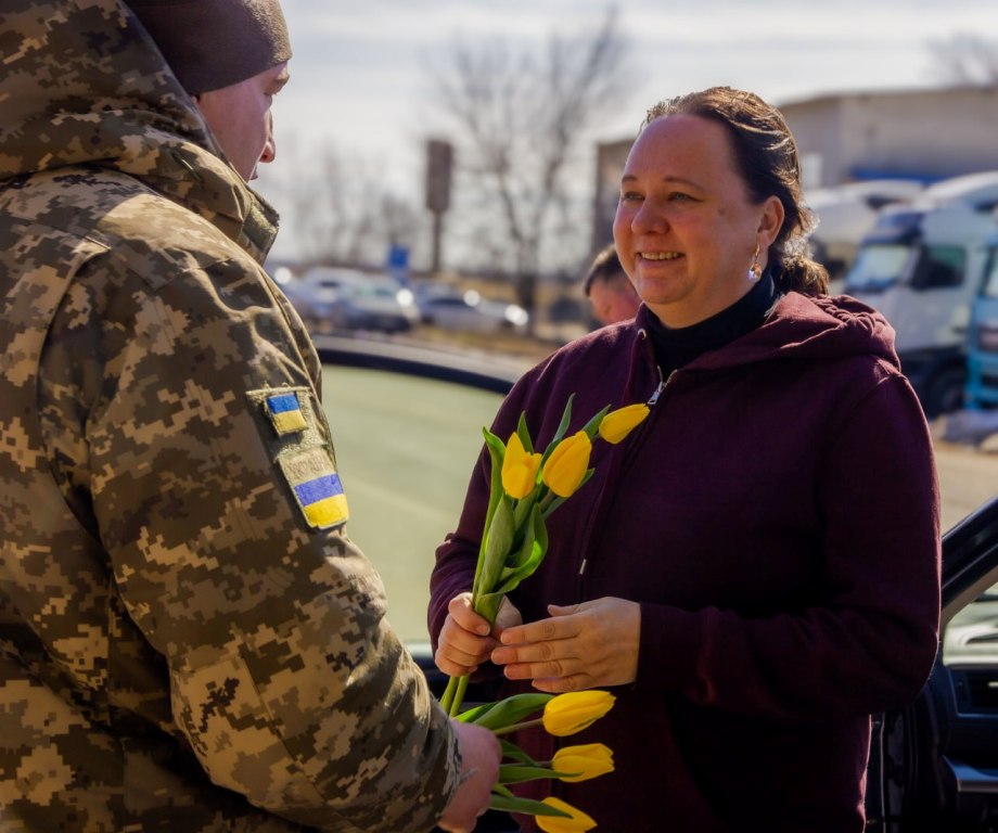 На Одещині прикордонники здивували подорожувальниць привітанням з тюльпанами