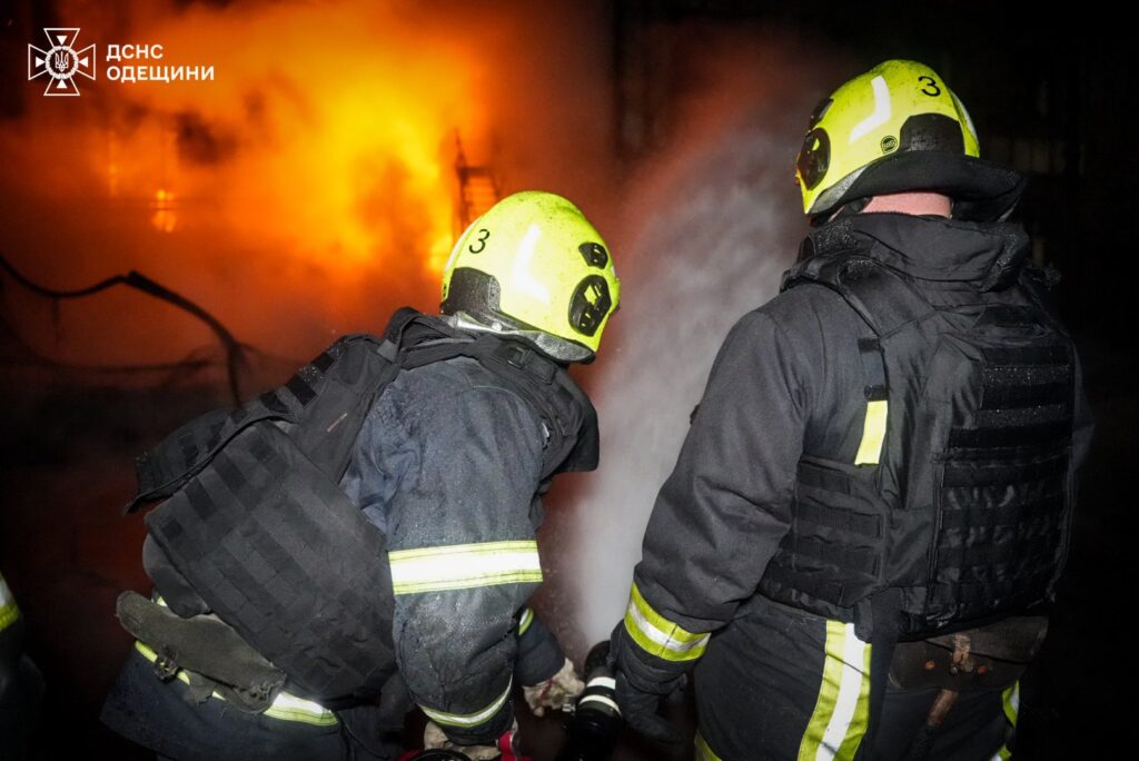 Через атаку російських дронів у портах Одещини спалахнули масштабні пожежі