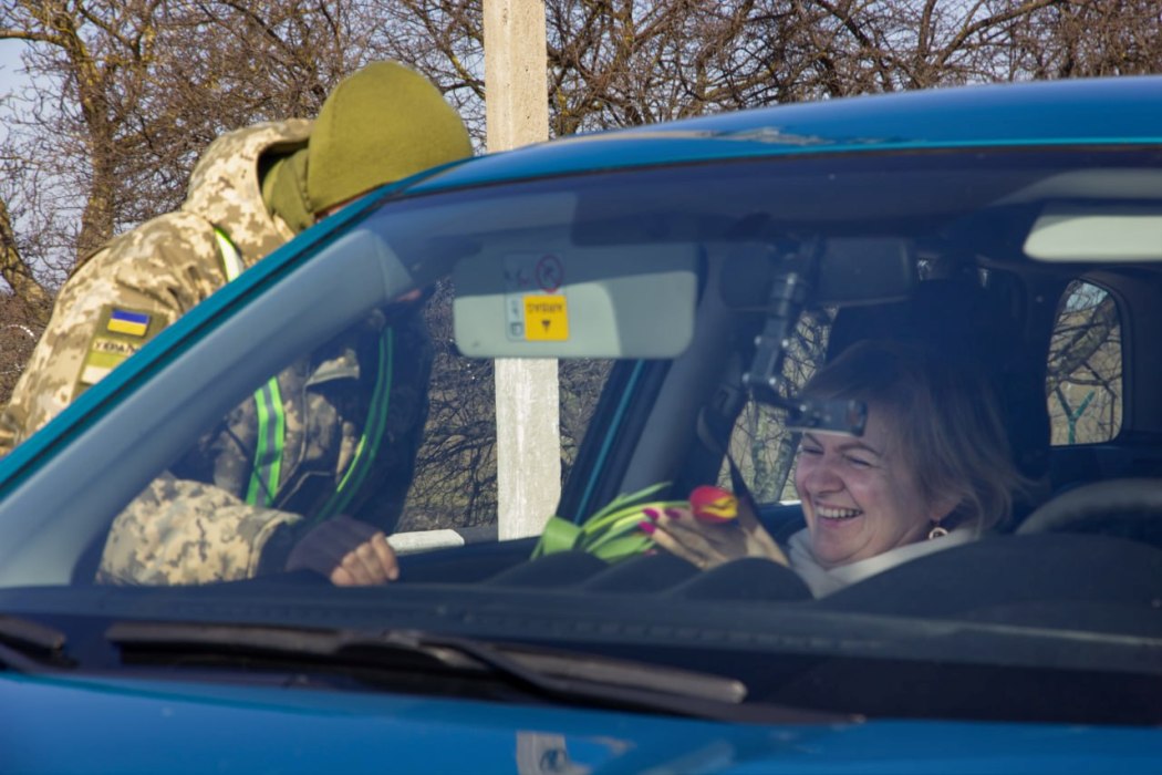 На Одещині прикордонники здивували подорожувальниць привітанням з тюльпанами