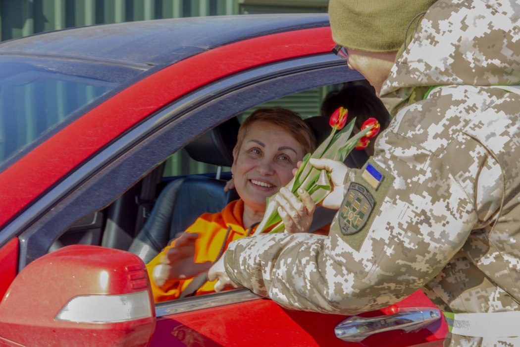 На Одещині прикордонники здивували подорожувальниць привітанням з тюльпанами