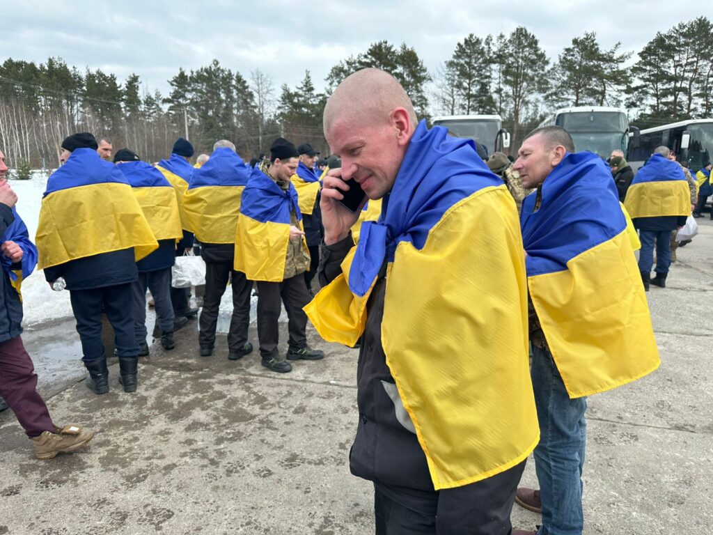 Другий день обміну: з російської неволі визволено 300 військових та двох цивільних українців