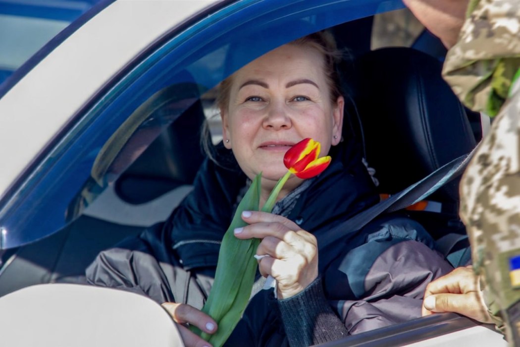 На Одещині прикордонники здивували подорожувальниць привітанням з тюльпанами