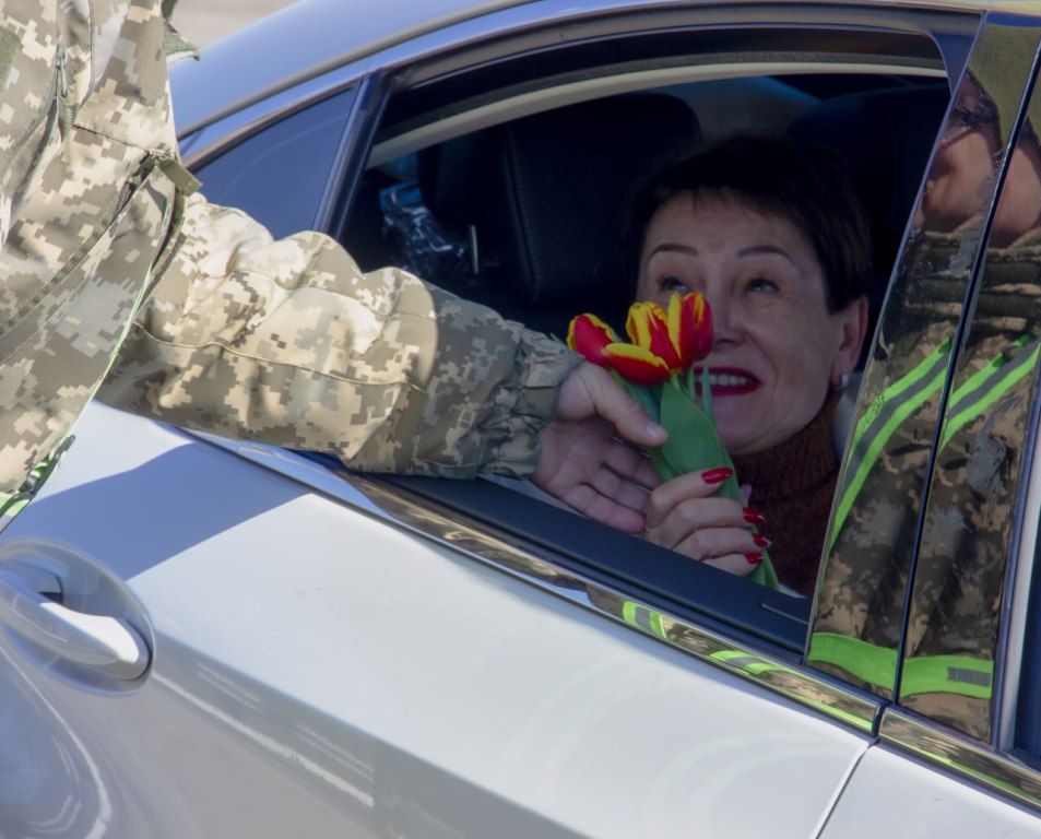 На Одещині прикордонники здивували подорожувальниць привітанням з тюльпанами