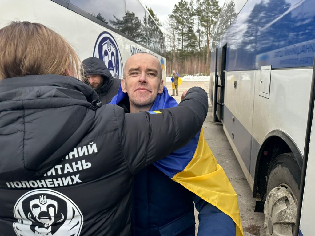 Другий день обміну: з російської неволі визволено 300 військових та двох цивільних українців