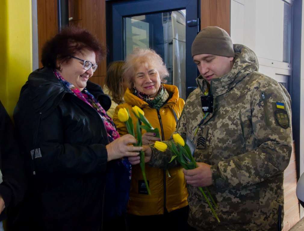 На Одещині прикордонники здивували подорожувальниць привітанням з тюльпанами