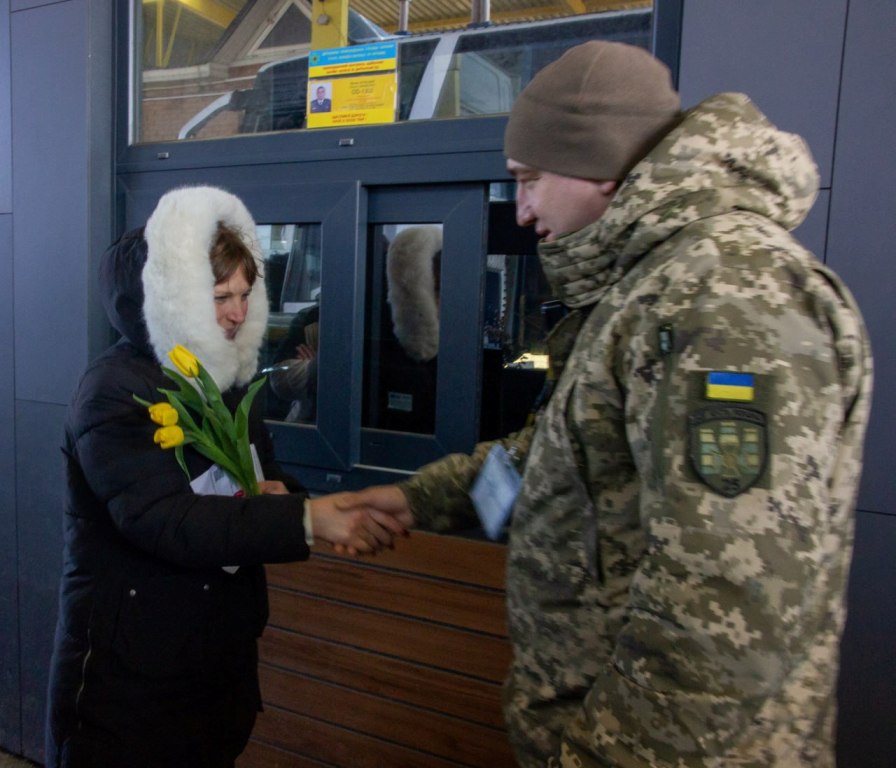 На Одещині прикордонники здивували подорожувальниць привітанням з тюльпанами
