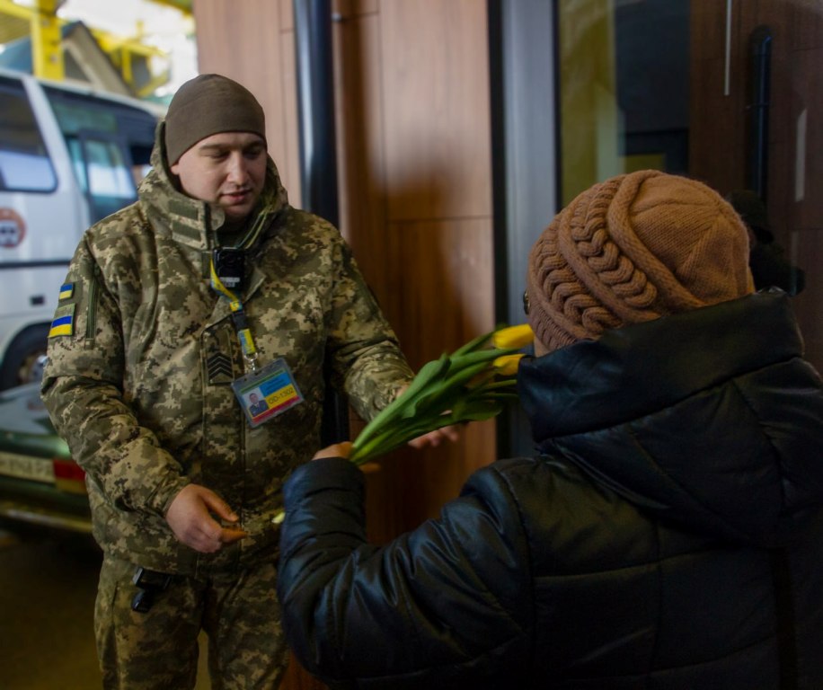 На Одещині прикордонники здивували подорожувальниць привітанням з тюльпанами