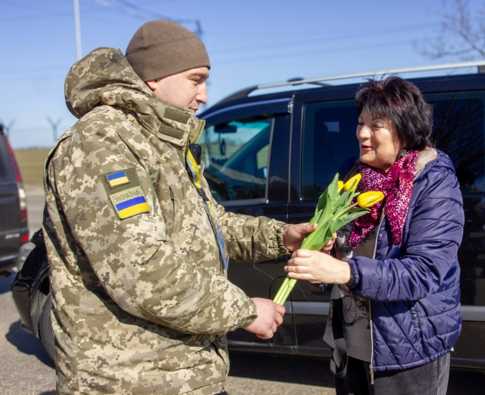 На Одещині прикордонники здивували подорожувальниць привітанням з тюльпанами